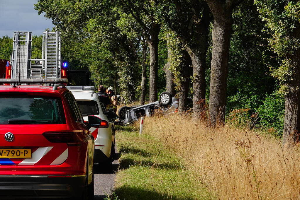 Gewonde nadat auto op de kop belandt