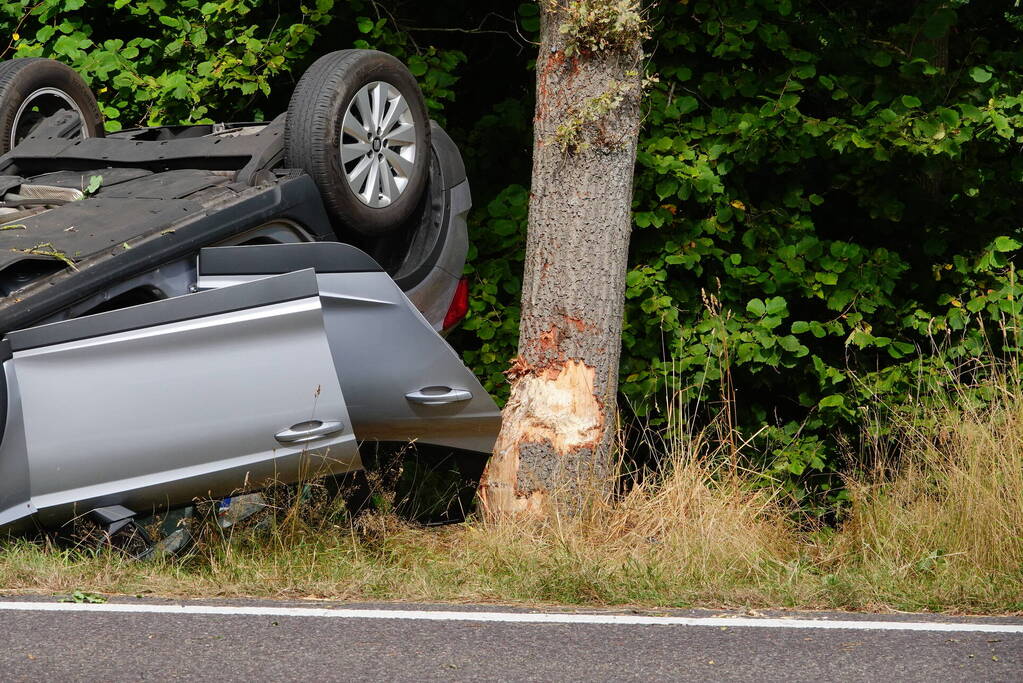Gewonde nadat auto op de kop belandt