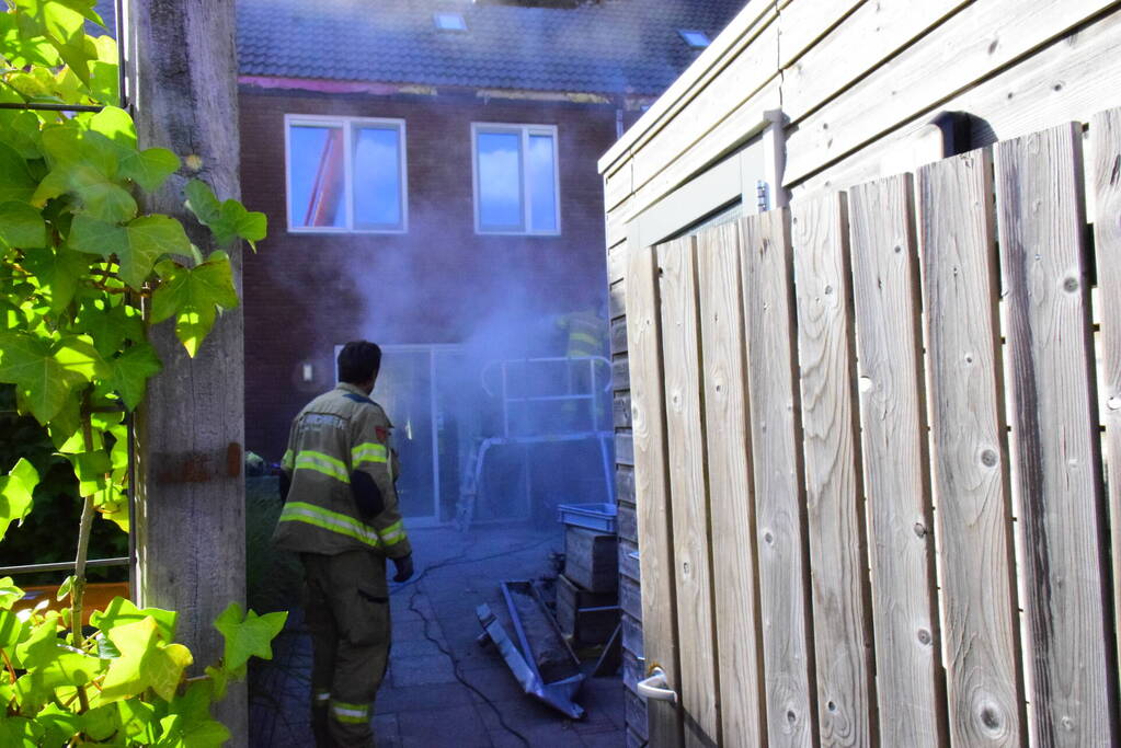 Brand in spouwmuur laait weer op