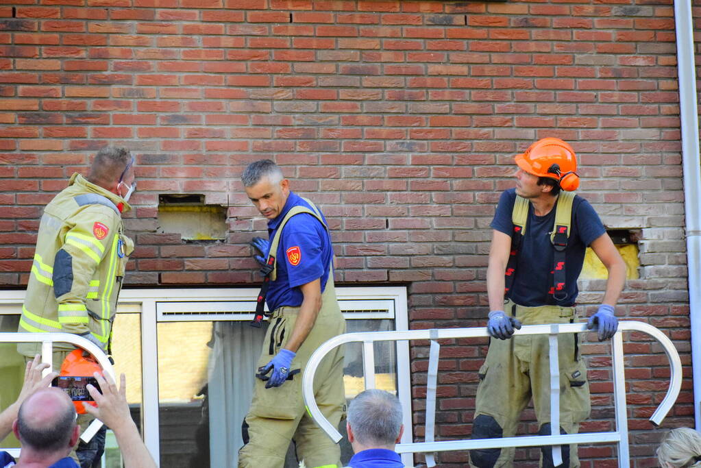 Brand in spouwmuur laait weer op