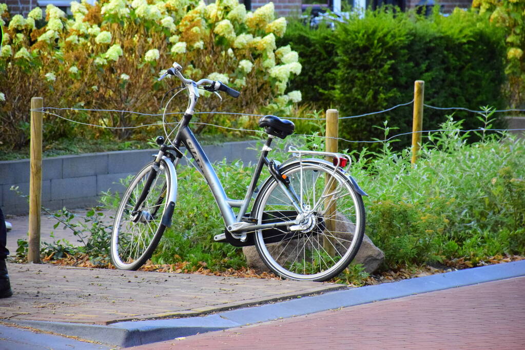 Bezorger en fietser in botsing