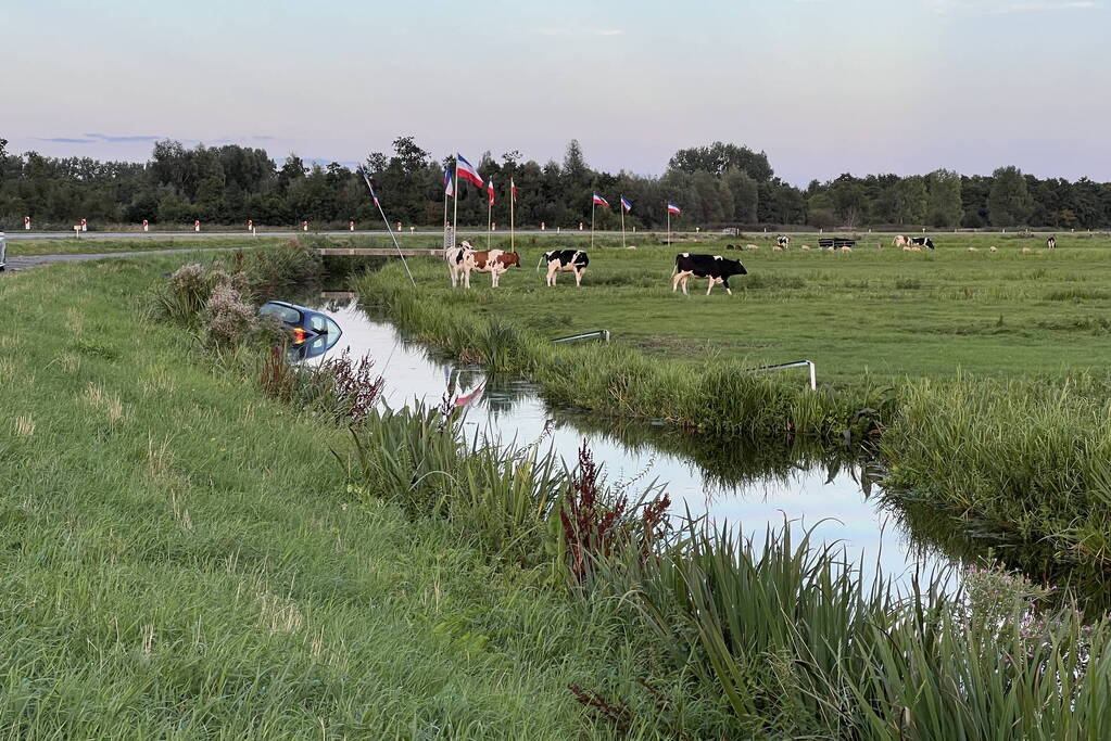 Gewonde nadat auto in water belandt