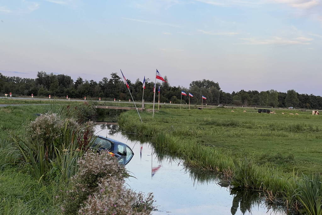 Gewonde nadat auto in water belandt