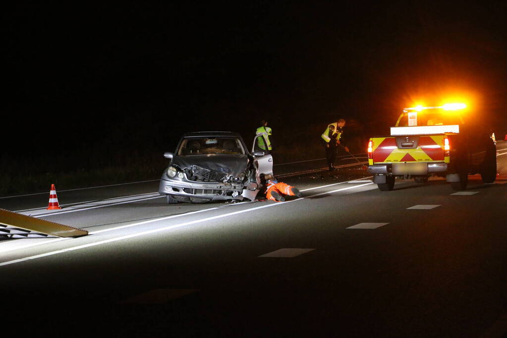 Auto klapt op politieauto