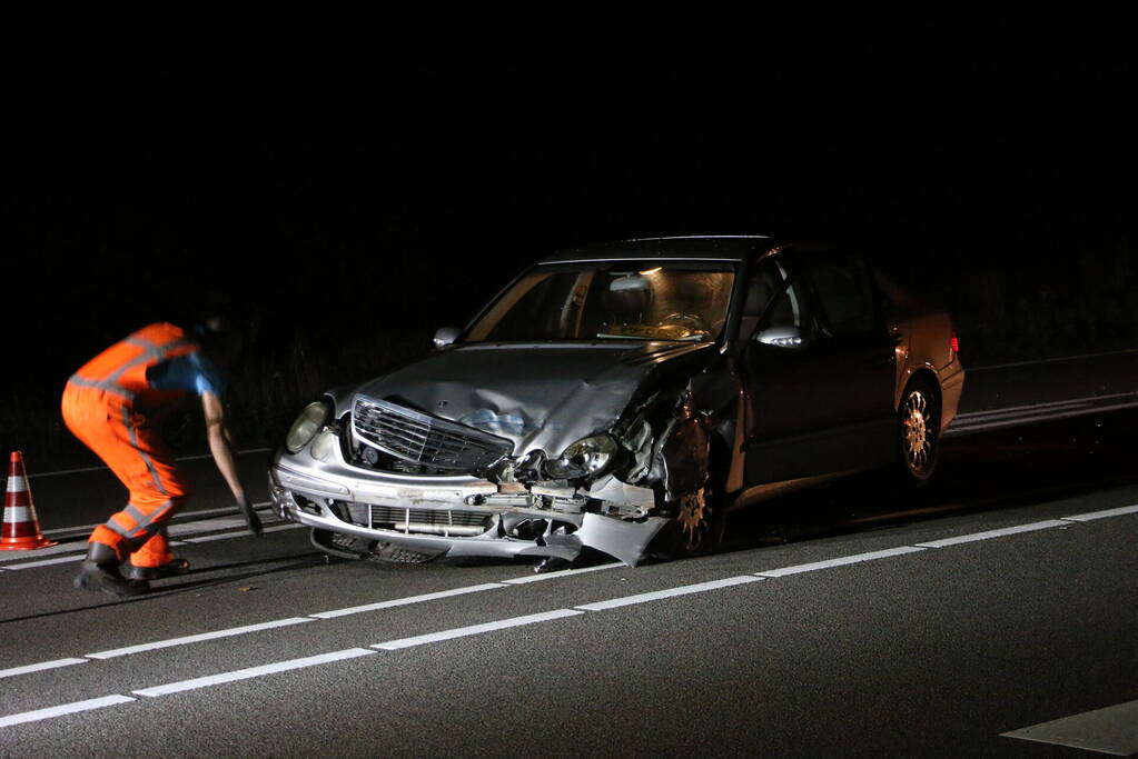 Auto klapt op politieauto