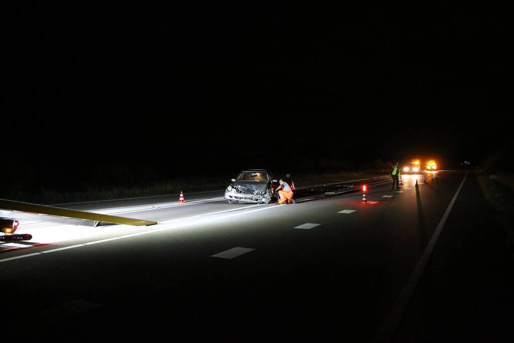 Auto klapt op politieauto