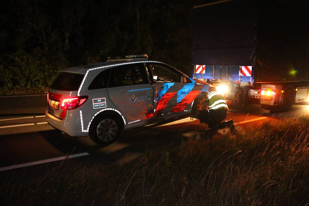 Auto klapt op politieauto