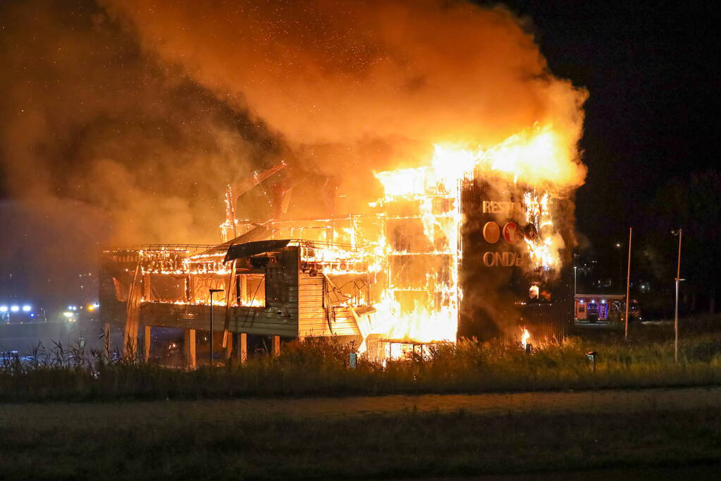 Wegrestaurant Onderweg verwoest door uitslaande brand