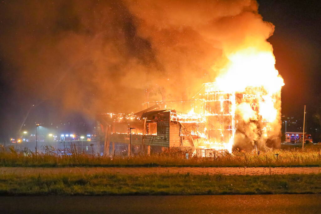 Wegrestaurant Onderweg verwoest door uitslaande brand