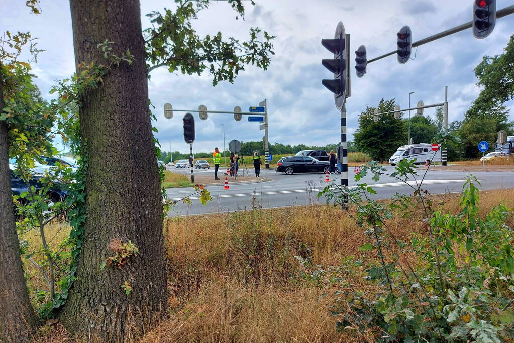 Auto's in botsing op kruising