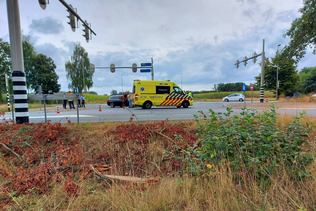 Auto's in botsing op kruising