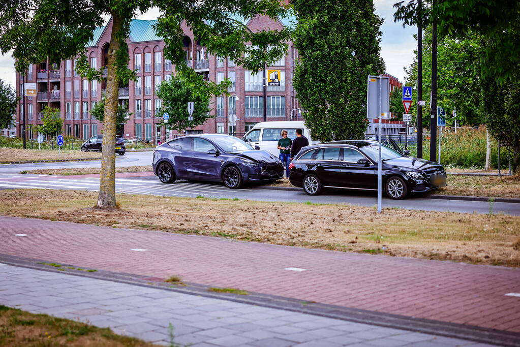 Kop-staart botsing op Rotonde 8