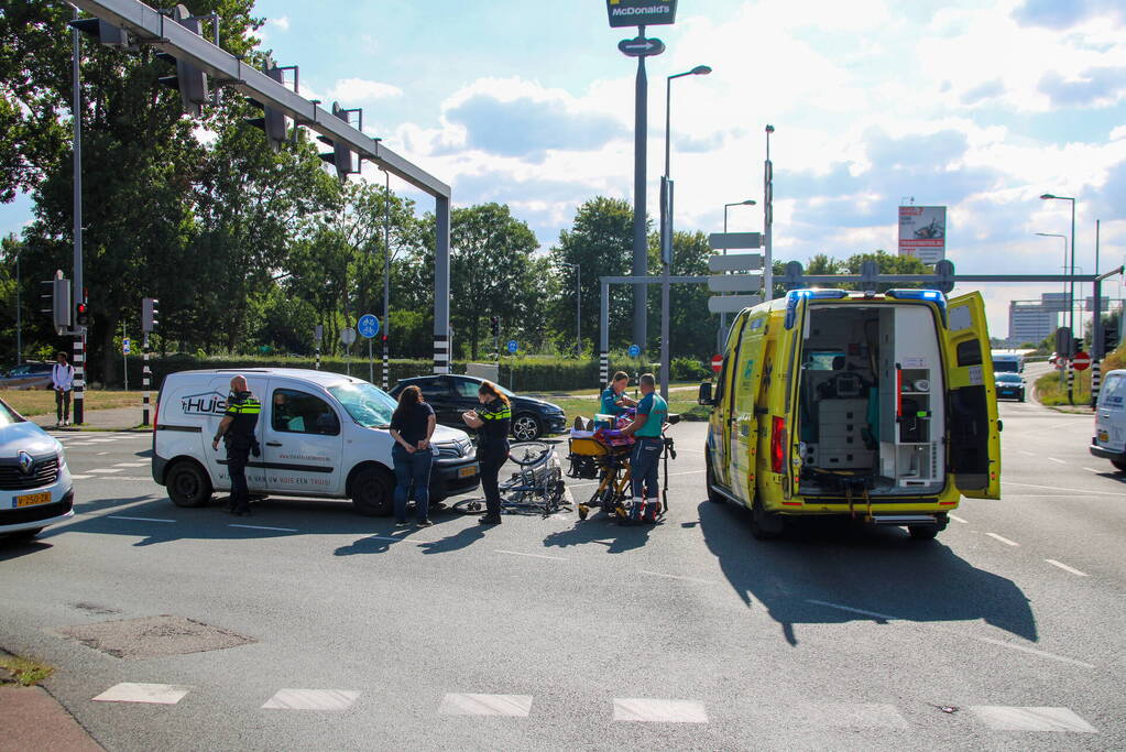 Fietser gewond bij aanrijding met personenauto