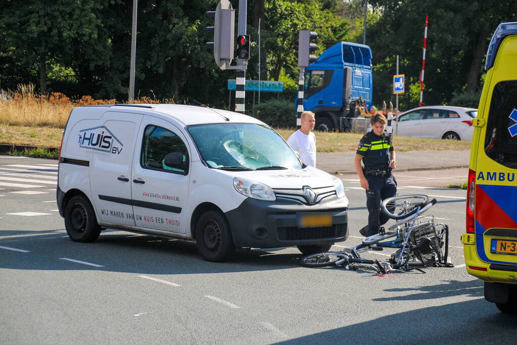 Fietser gewond bij aanrijding met personenauto
