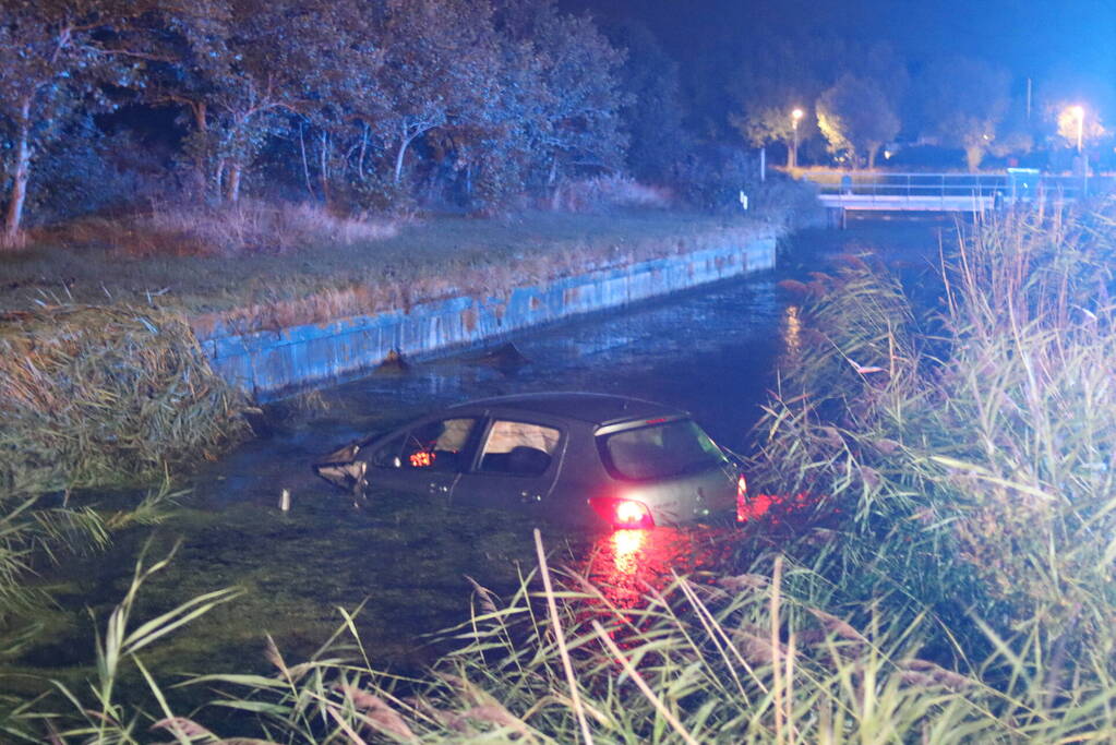 Twee gewonden bij auto te water