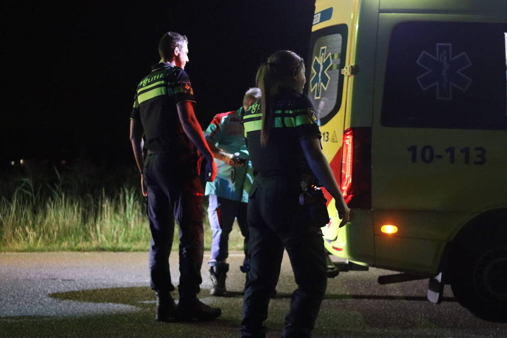 Twee gewonden bij auto te water