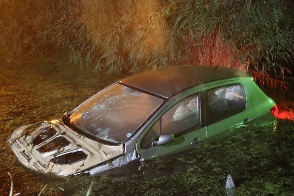Twee gewonden bij auto te water