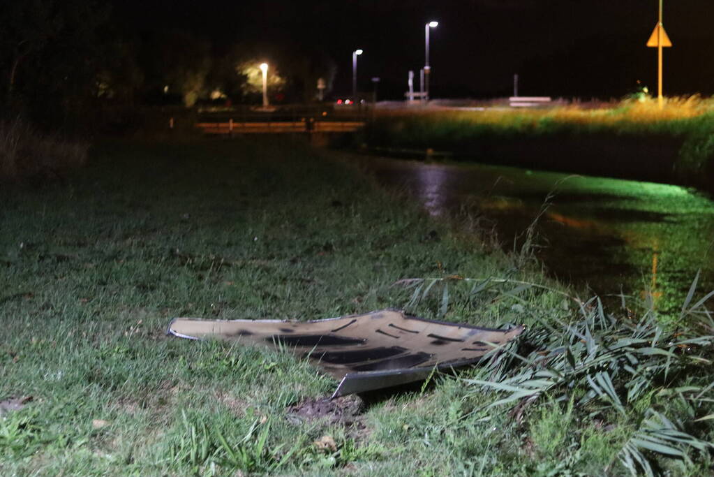 Twee gewonden bij auto te water