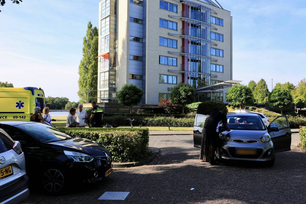 Verblind door de zon rijdt automobilist fietsster aan