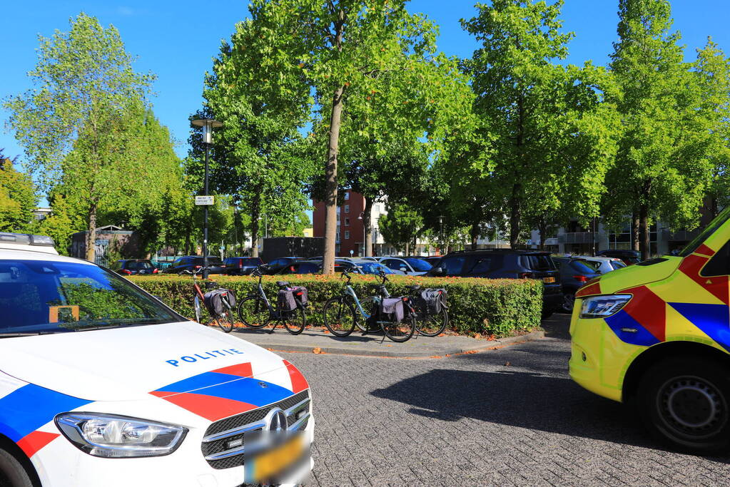 Verblind door de zon rijdt automobilist fietsster aan