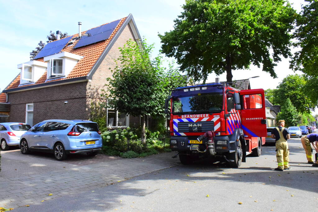 Buitenschijnwerper zet dekbed in brand