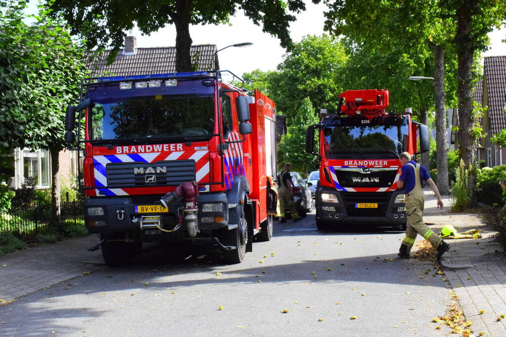 Buitenschijnwerper zet dekbed in brand