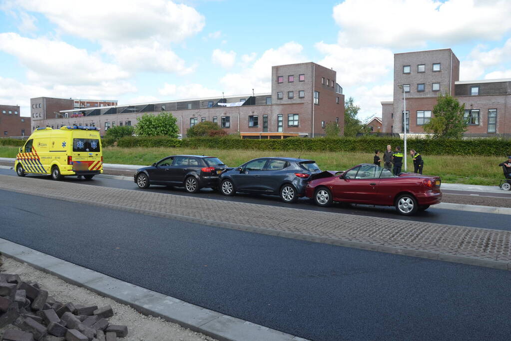 Drie auto's betrokken bij kop-staart aanrijding