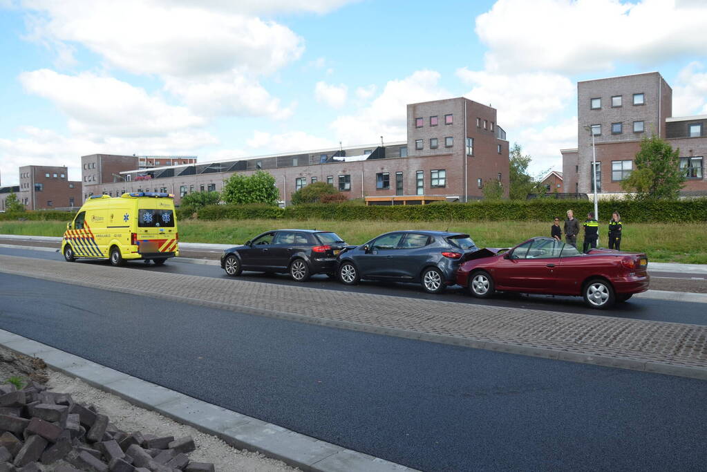 Drie auto's betrokken bij kop-staart aanrijding