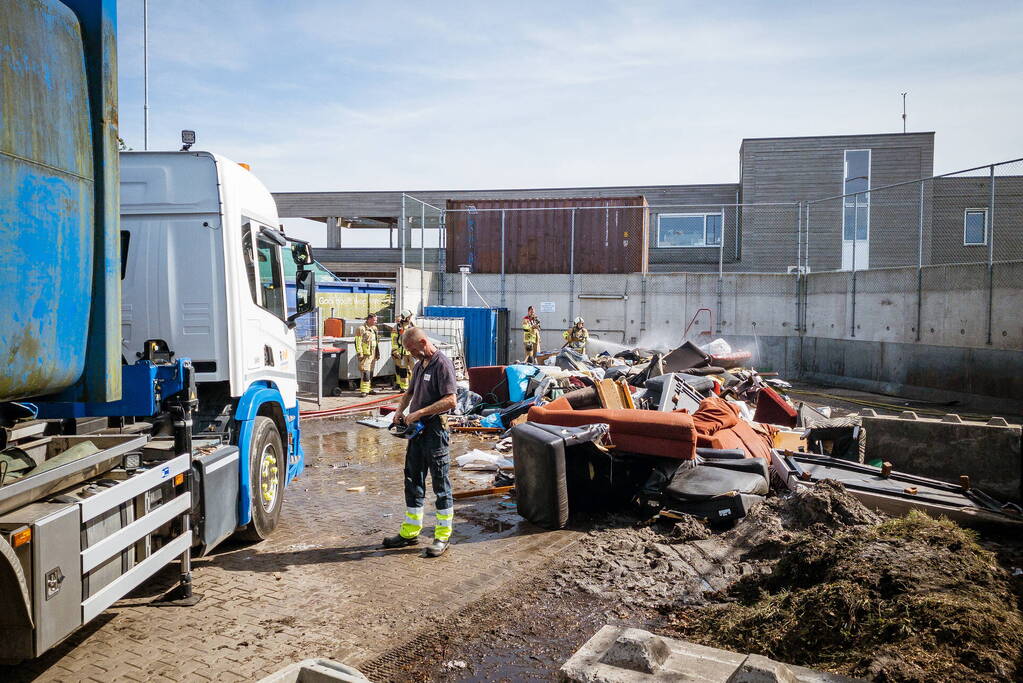 Inhoud van vrachtwagen vliegt in brand