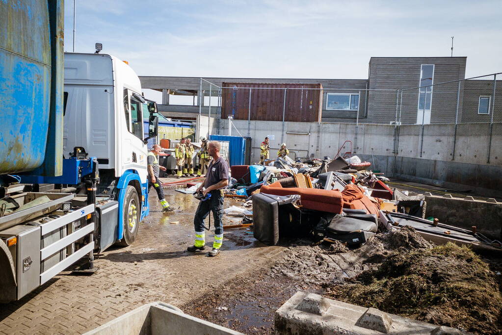 Inhoud van vrachtwagen vliegt in brand