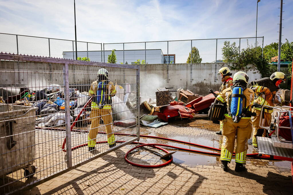 Inhoud van vrachtwagen vliegt in brand