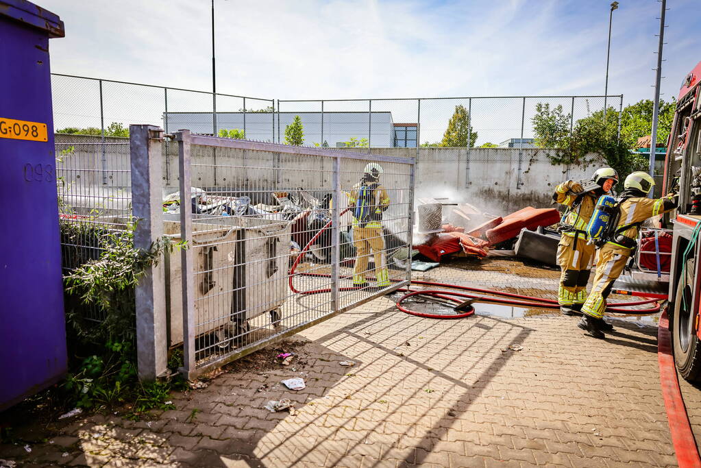 Inhoud van vrachtwagen vliegt in brand