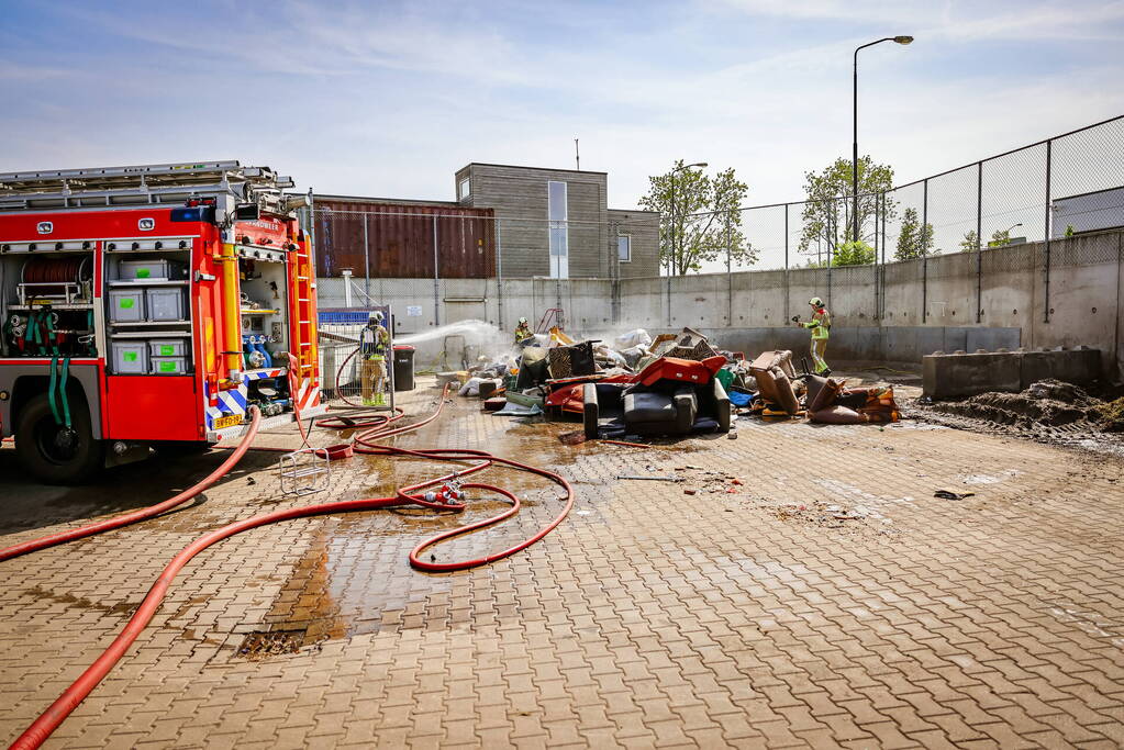 Inhoud van vrachtwagen vliegt in brand