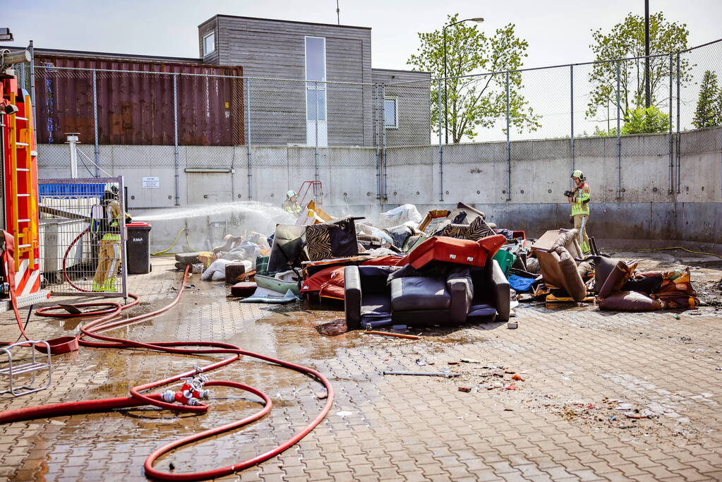 Inhoud van vrachtwagen vliegt in brand