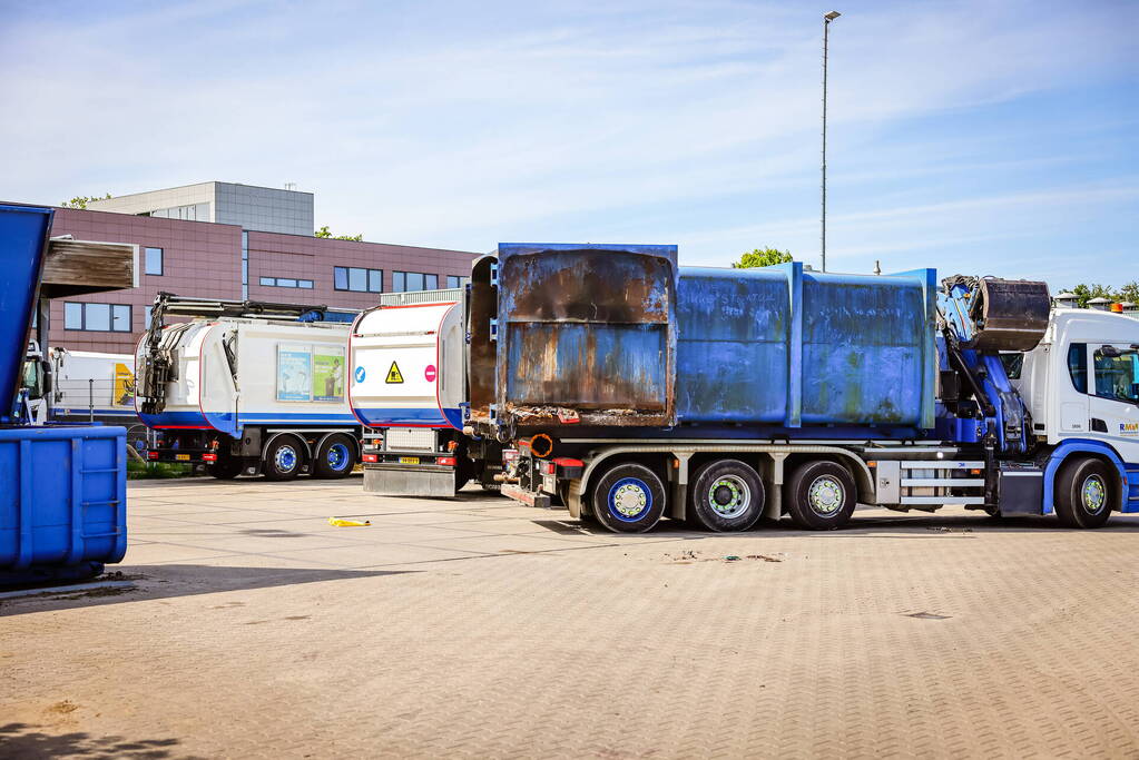 Inhoud van vrachtwagen vliegt in brand