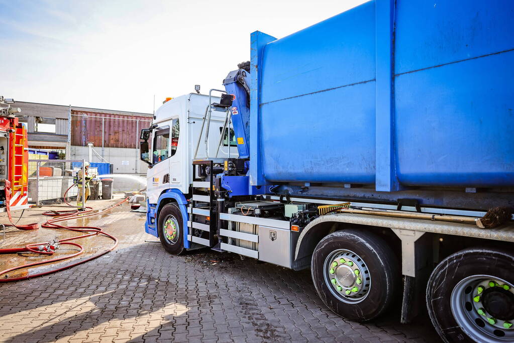 Inhoud van vrachtwagen vliegt in brand