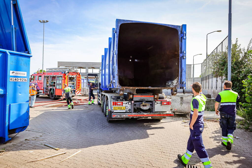Inhoud van vrachtwagen vliegt in brand