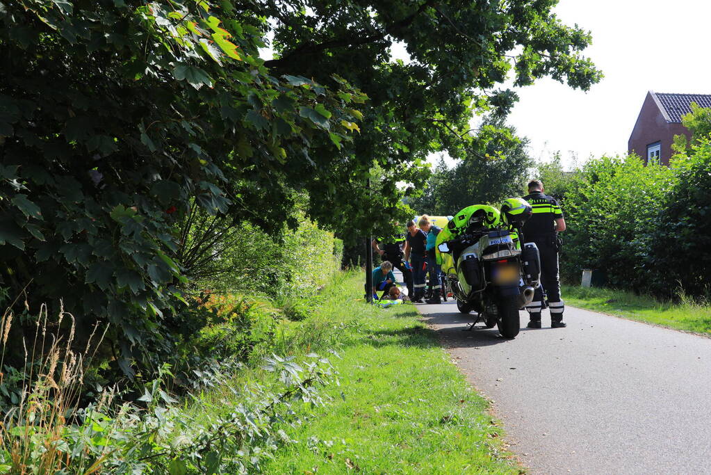 Vrouw belandt met rolstoelfiets in droge sloot naast fietspad