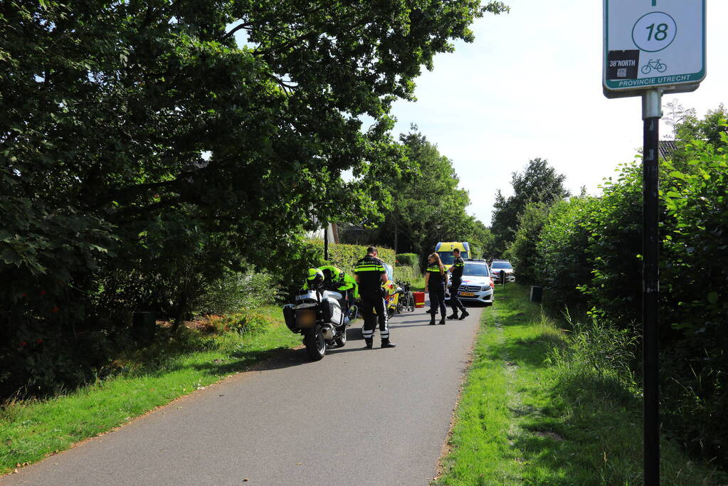 Vrouw belandt met rolstoelfiets in droge sloot naast fietspad