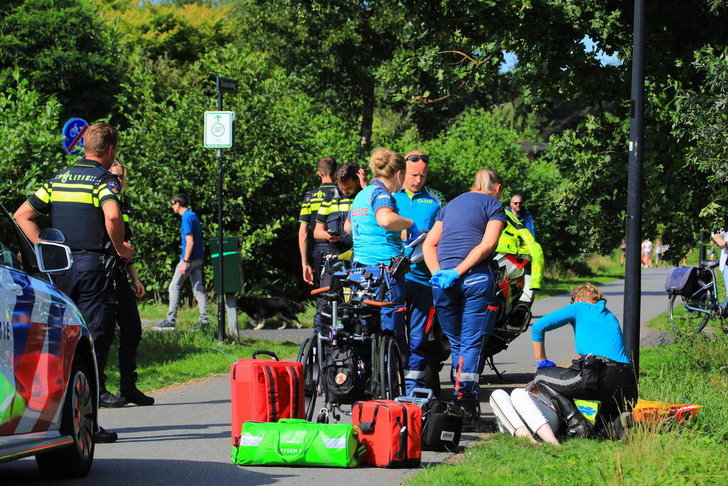 Vrouw belandt met rolstoelfiets in droge sloot naast fietspad