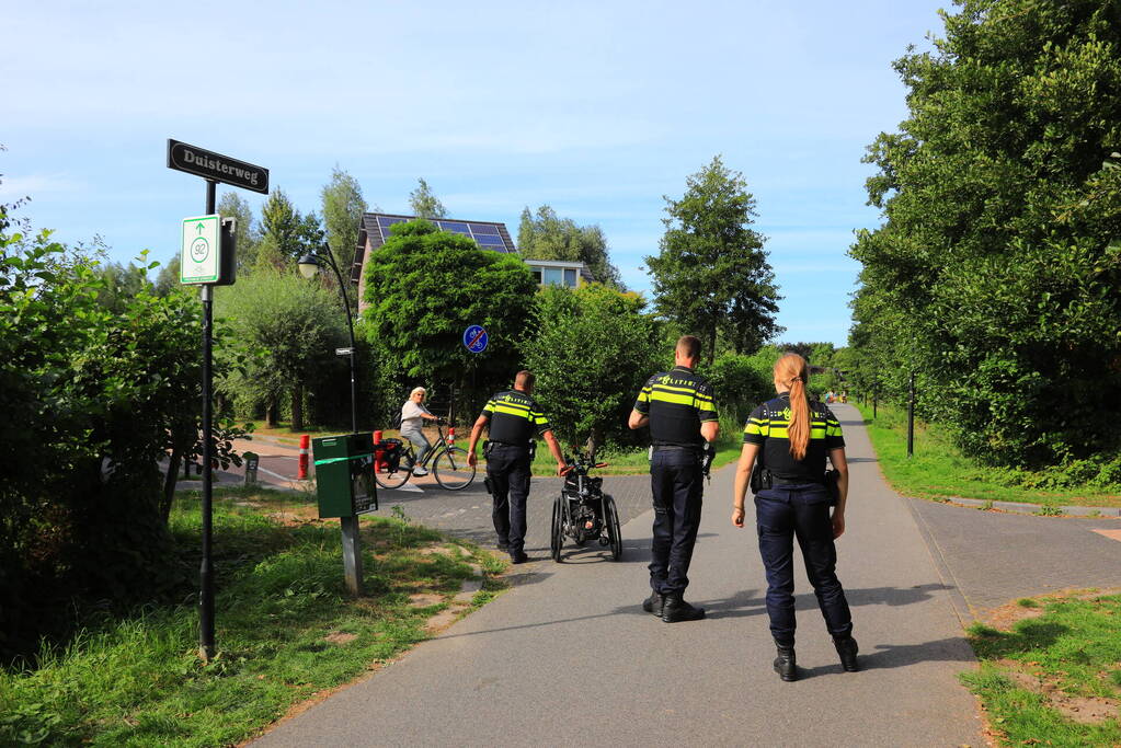 Vrouw belandt met rolstoelfiets in droge sloot naast fietspad