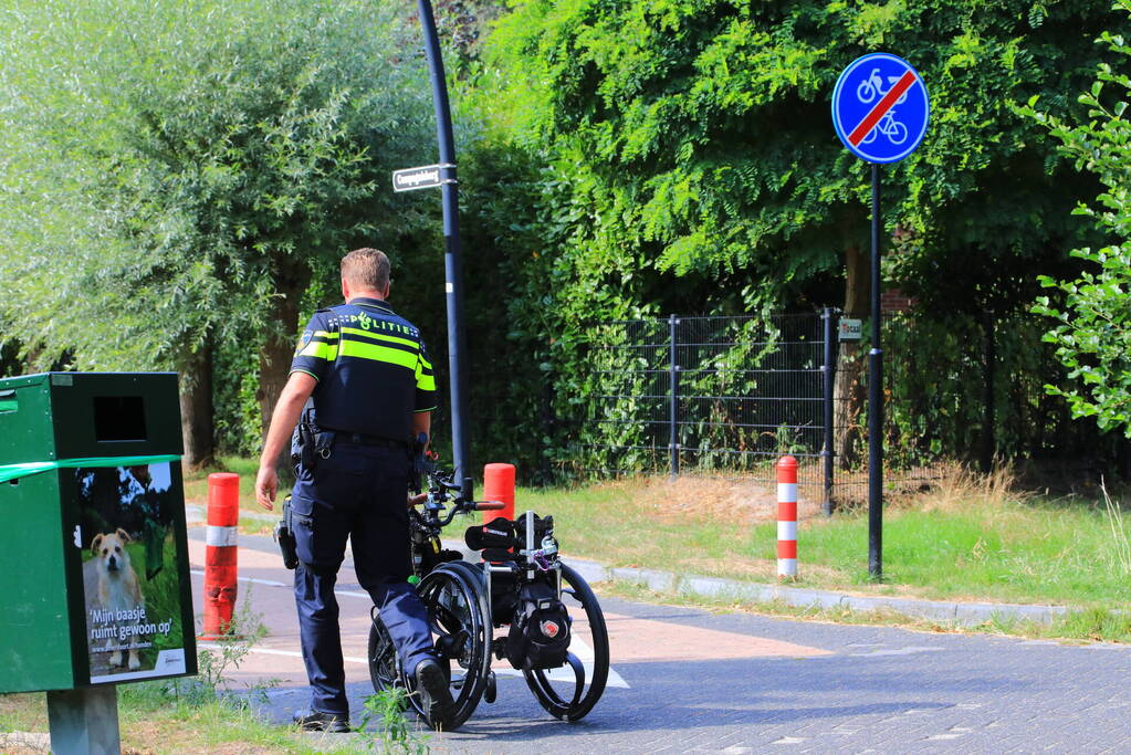 Vrouw belandt met rolstoelfiets in droge sloot naast fietspad