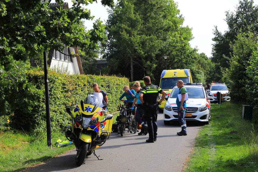 Vrouw belandt met rolstoelfiets in droge sloot naast fietspad
