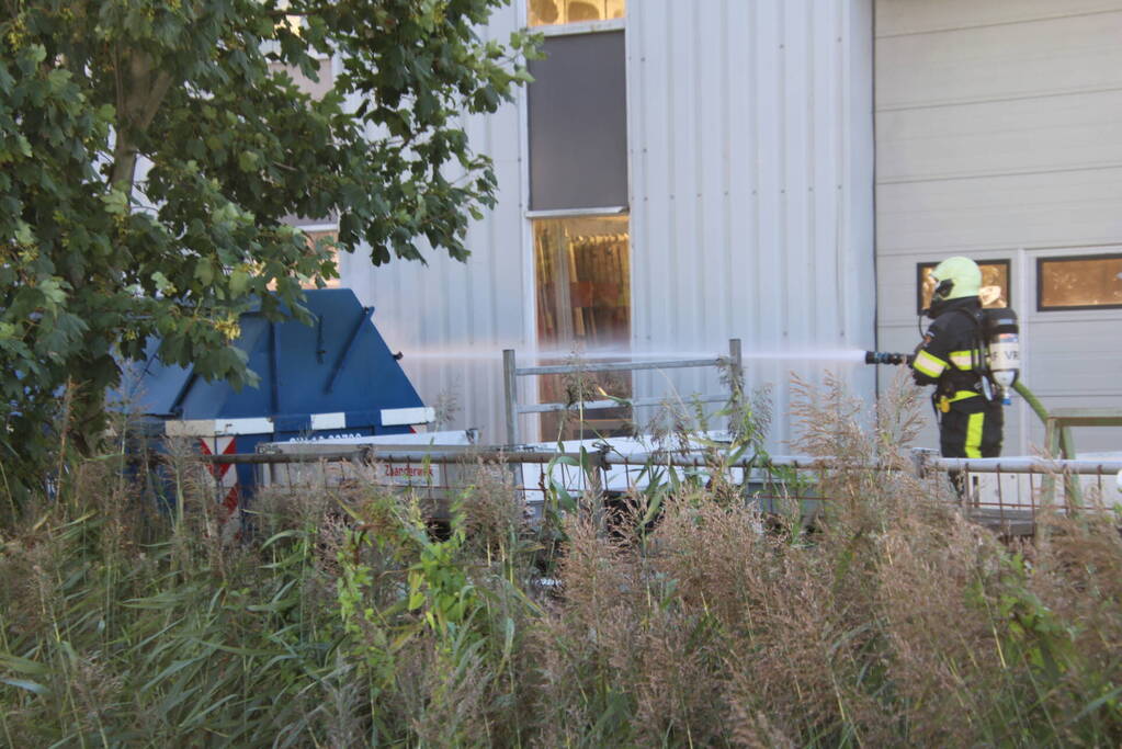 Afvalcontainer met hout in brand