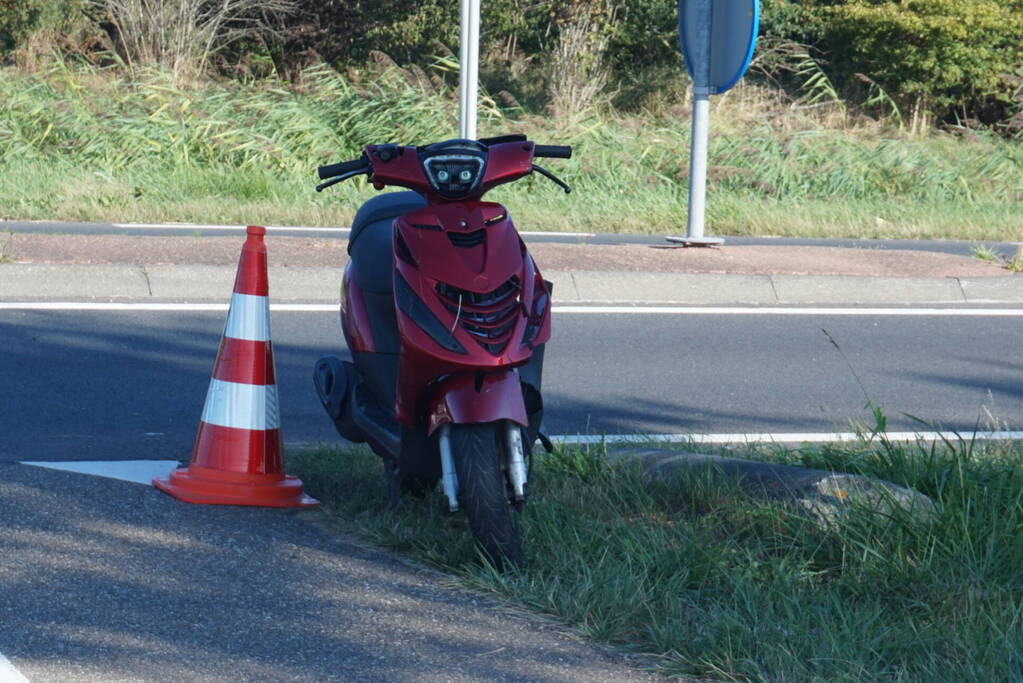 Scooterrijder gewond bij botsing met auto bij rotonde
