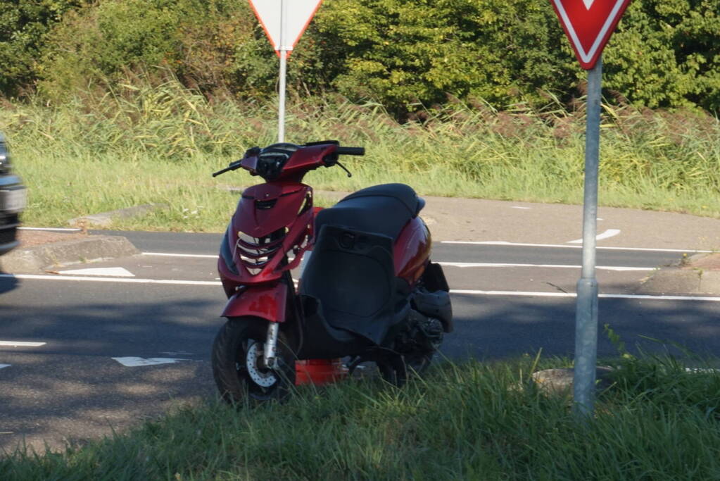 Scooterrijder gewond bij botsing met auto bij rotonde