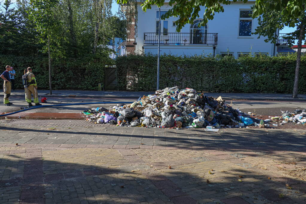 Vuilniswagen dumpt afval op straat vanwege brand