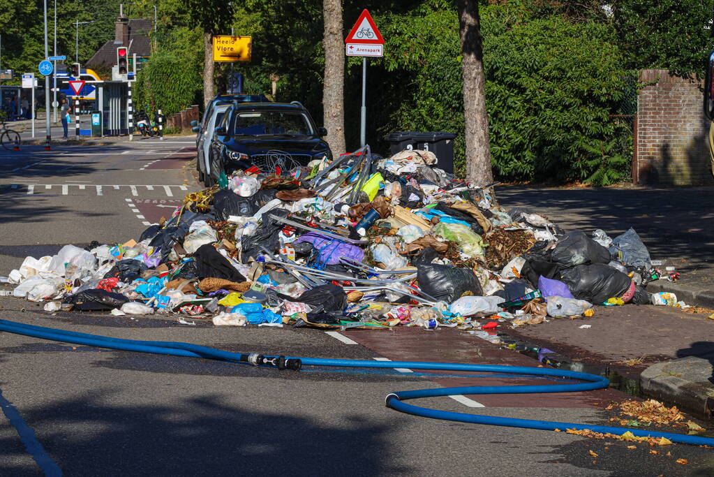 Vuilniswagen dumpt afval op straat vanwege brand