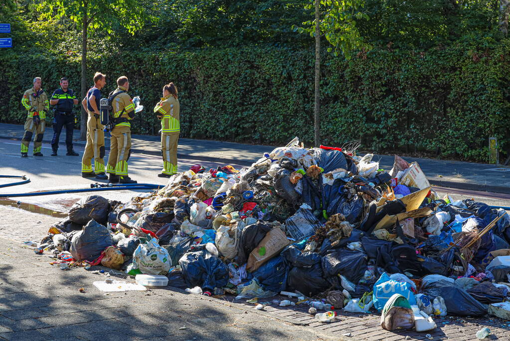 Vuilniswagen dumpt afval op straat vanwege brand