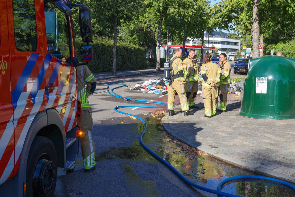 Vuilniswagen dumpt afval op straat vanwege brand